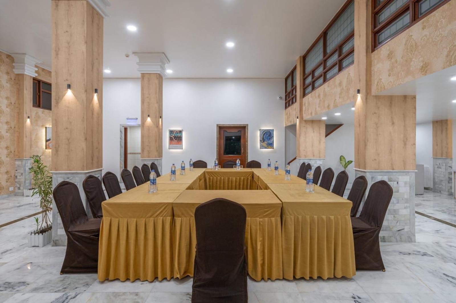 Hotel Apex Surat Ngoại thất bức ảnh