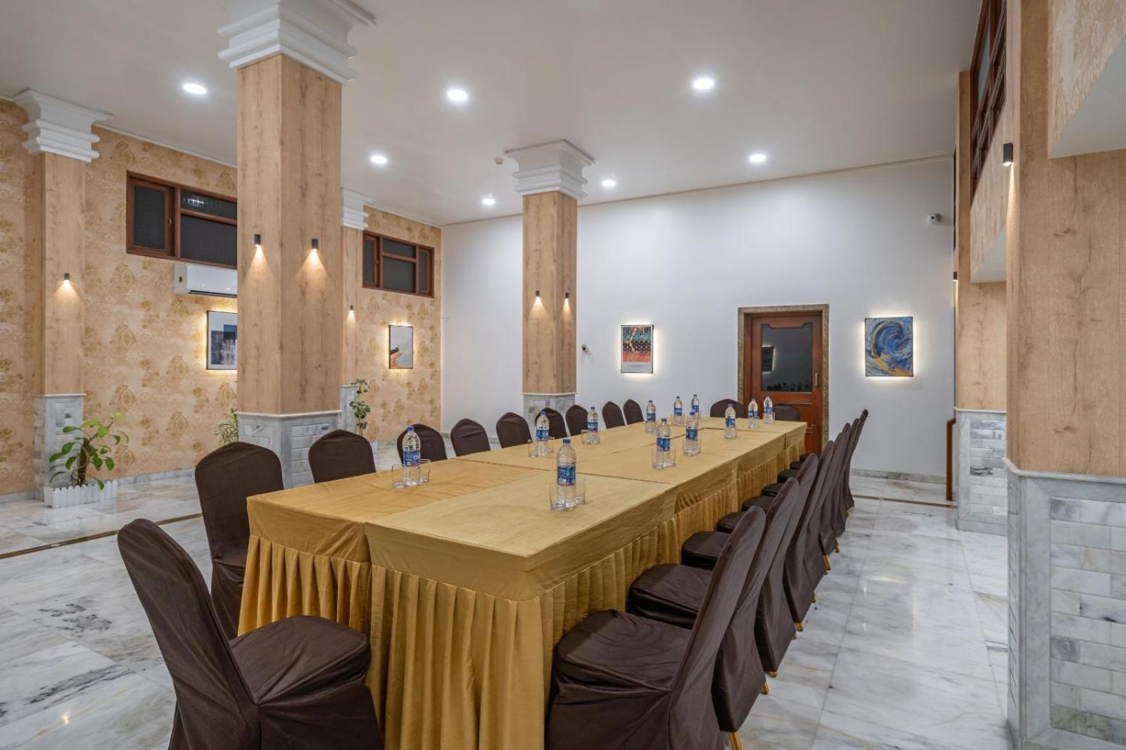 Hotel Apex Surat Ngoại thất bức ảnh
