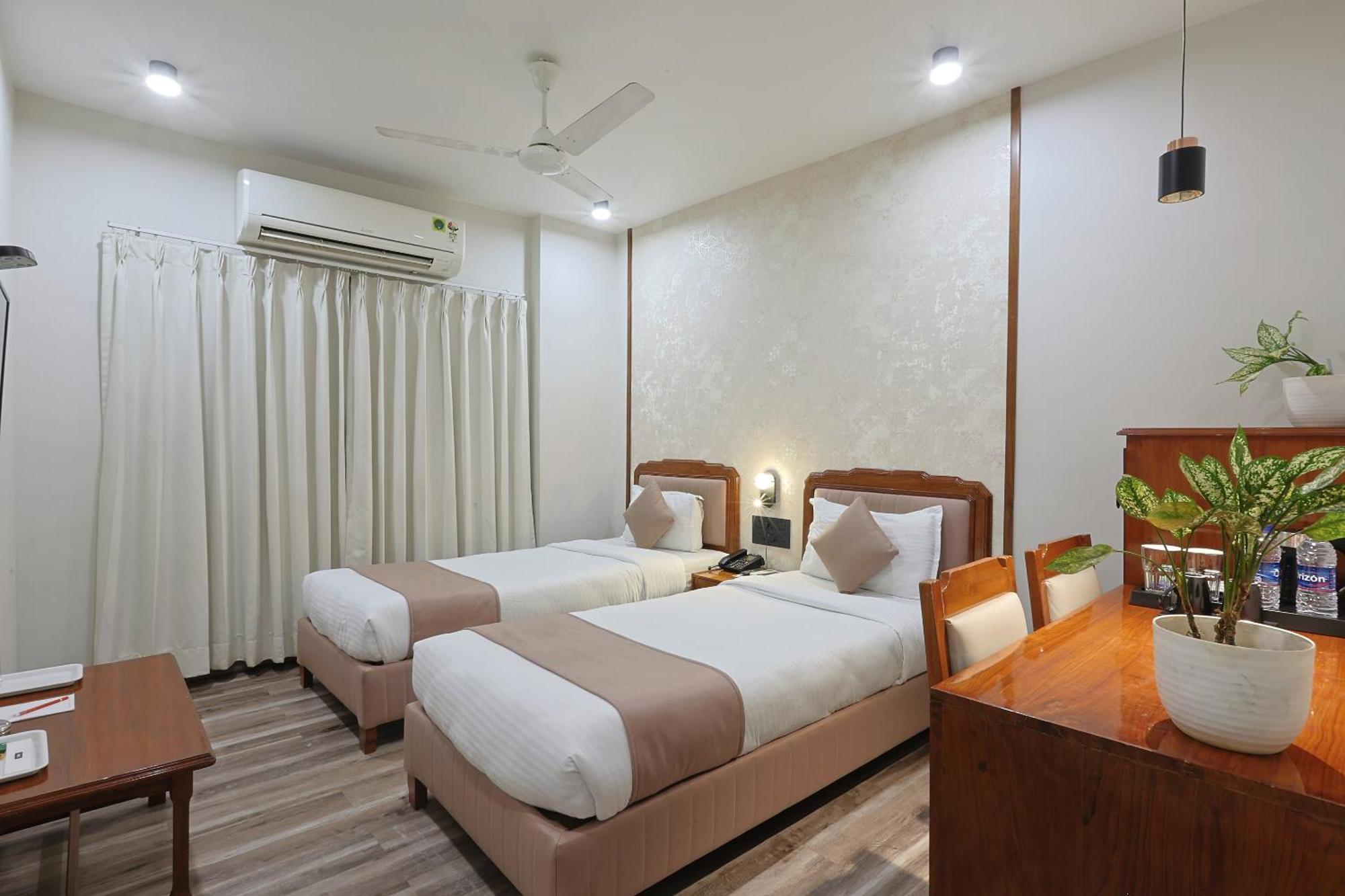 Hotel Apex Surat Ngoại thất bức ảnh