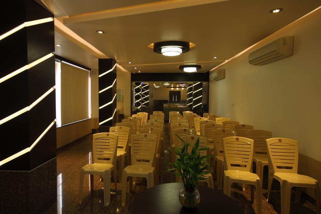 Hotel Apex Surat Ngoại thất bức ảnh