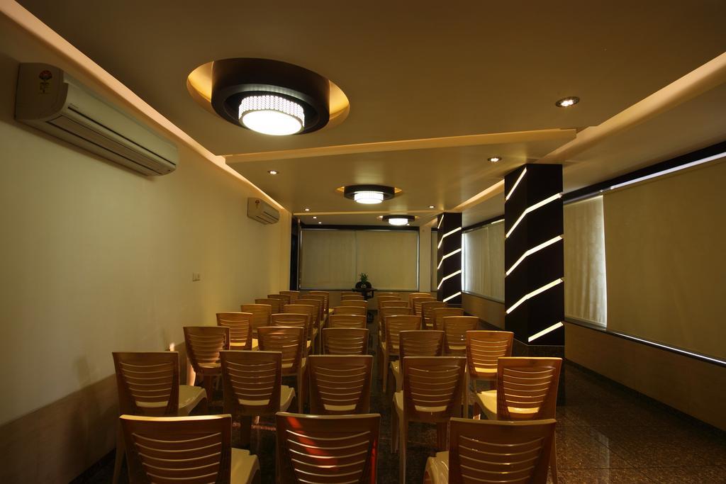 Hotel Apex Surat Ngoại thất bức ảnh