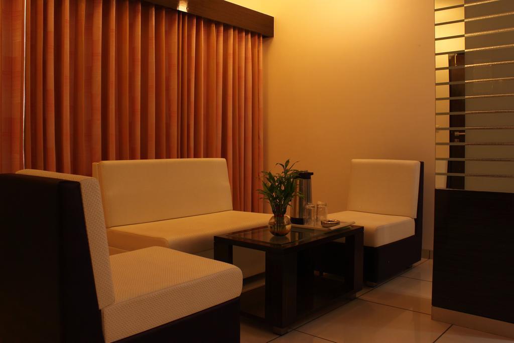 Hotel Apex Surat Phòng bức ảnh